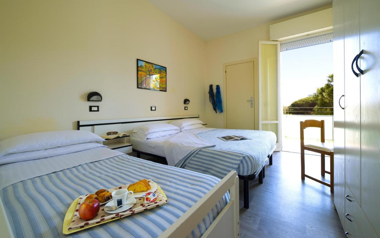 Hotel Baltic Чезенатико Екстериор снимка