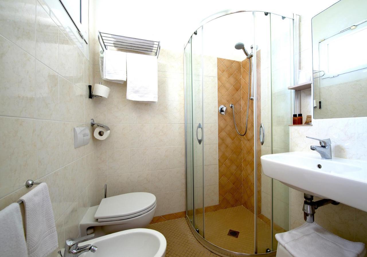 Hotel Baltic Чезенатико Екстериор снимка